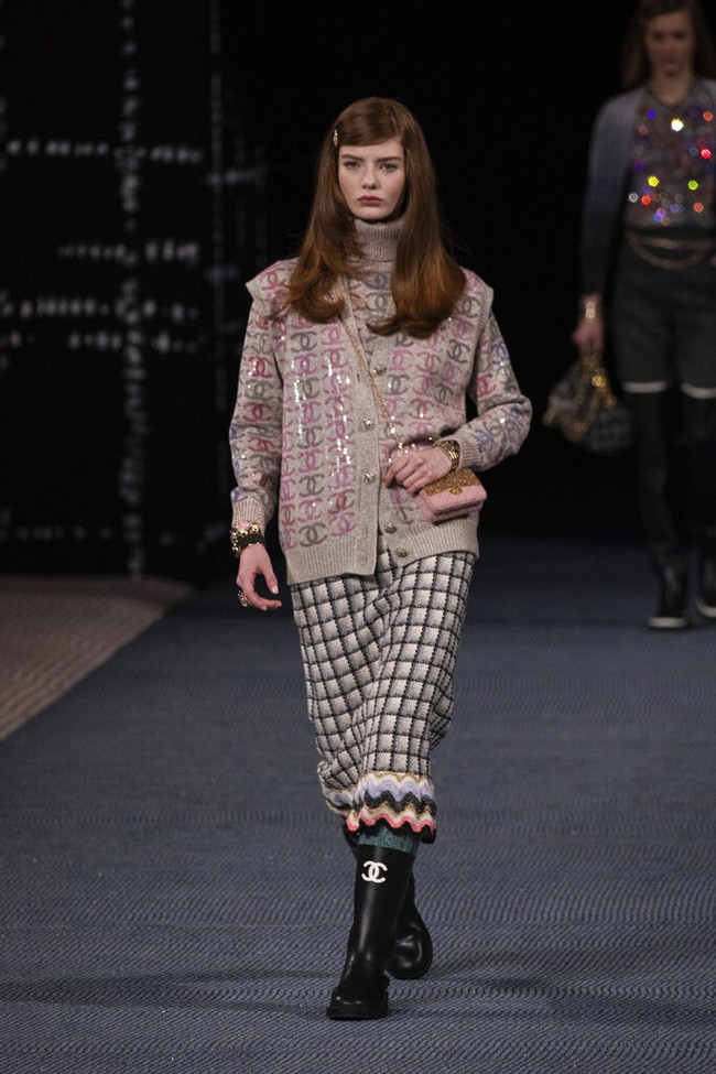 Peragaan busana Chanel Fall/Winter 2022 menutup Paris Fashion Week 2022, Selasa (8/3/2022). Chanel merilis koleksi busana yang serba tweed.  Foto: Vianney Le Caer/AP.