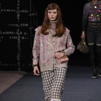 Peragaan busana Chanel Fall/Winter 2022 menutup Paris Fashion Week 2022, Selasa (8/3/2022). Chanel merilis koleksi busana yang serba tweed.  Foto: Vianney Le Caer/AP.