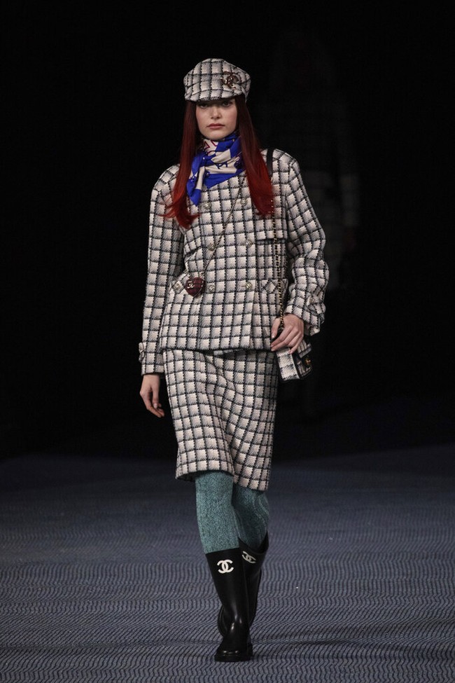 Peragaan busana Chanel Fall/Winter 2022 menutup Paris Fashion Week 2022, Selasa (8/3/2022). Chanel merilis koleksi busana yang serba tweed. Foto: Vianney Le Caer/AP.