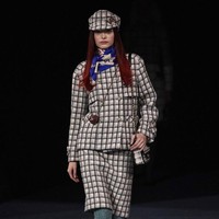 Peragaan busana Chanel Fall/Winter 2022 menutup Paris Fashion Week 2022, Selasa (8/3/2022). Chanel merilis koleksi busana yang serba tweed. Foto: Vianney Le Caer/AP.