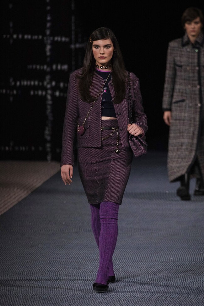 Peragaan busana Chanel Fall/Winter 2022 menutup Paris Fashion Week 2022, Selasa (8/3/2022). Chanel merilis koleksi busana yang serba tweed.  Foto: Vianney Le Caer/AP.