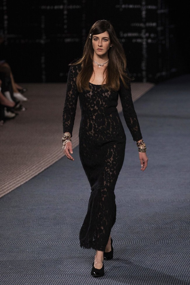 Peragaan busana Chanel Fall/Winter 2022 menutup Paris Fashion Week 2022, Selasa (8/3/2022). Chanel merilis koleksi busana yang serba tweed.  Foto: Vianney Le Caer/AP.