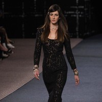 Peragaan busana Chanel Fall/Winter 2022 menutup Paris Fashion Week 2022, Selasa (8/3/2022). Chanel merilis koleksi busana yang serba tweed.  Foto: Vianney Le Caer/AP.