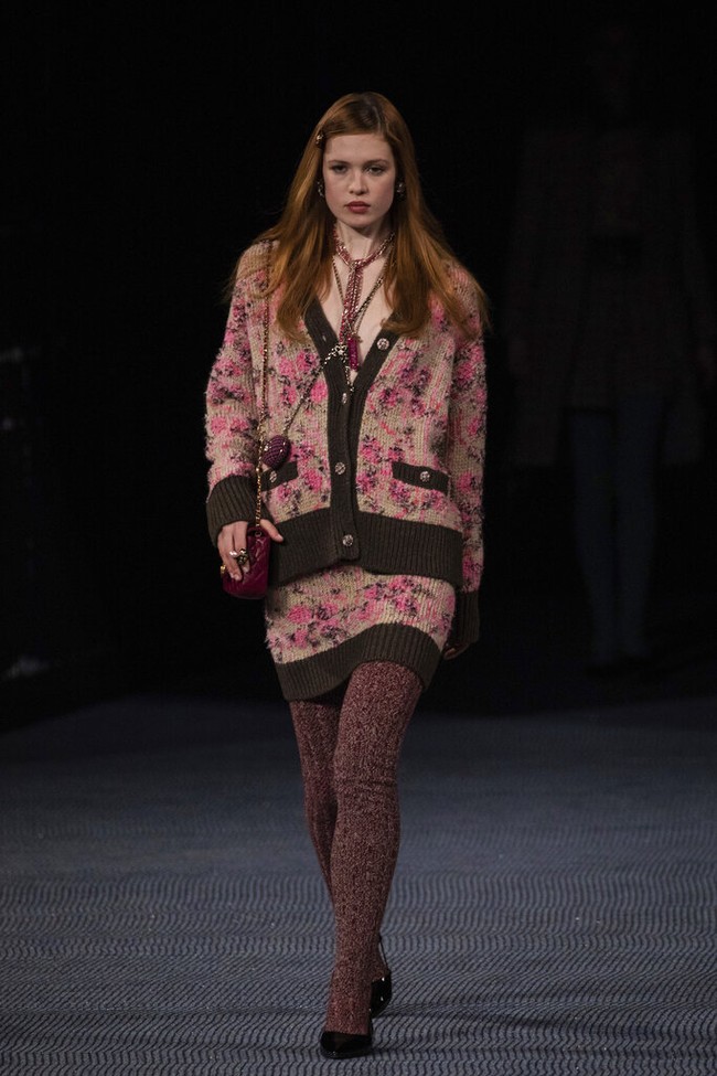 Peragaan busana Chanel Fall/Winter 2022 menutup Paris Fashion Week 2022, Selasa (8/3/2022). Chanel merilis koleksi busana yang serba tweed. Foto: Vianney Le Caer/AP.