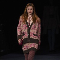 Peragaan busana Chanel Fall/Winter 2022 menutup Paris Fashion Week 2022, Selasa (8/3/2022). Chanel merilis koleksi busana yang serba tweed. Foto: Vianney Le Caer/AP.