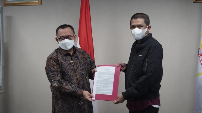 Komisaris Utama PT Transportasi Jakarta Sudirman Said (Kiri) dan Plt. Kepala BP BUMD DKI Jakarta, Budi Purnama (Kanan) (dok. TransJakarta)