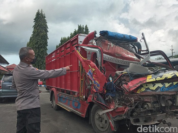 Kondisi truk usai kecelakaan