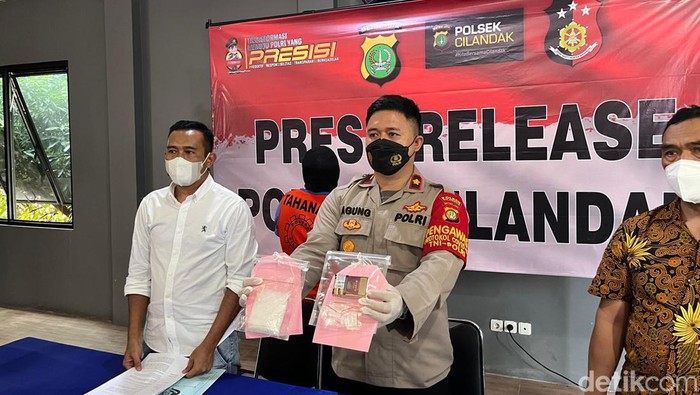 Konferensi pers penangkapan kurir narkoba di Jaksel (M Hanafi Aryan/detikcom)