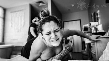 She Roars karya Lindsey Bartell dari Amerika Serikat Foto: The International Association of Professional Birth Photographers