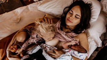 Life-Giving Nectar karya Lyubov Chaykovskaya dari  Russia Foto: The International Association of Professional Birth Photographers