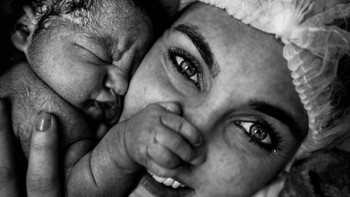 Pemenag utama: A Touch Of Love karya Bárbara Aviz dari Brazil Foto: The International Association of Professional Birth Photographers