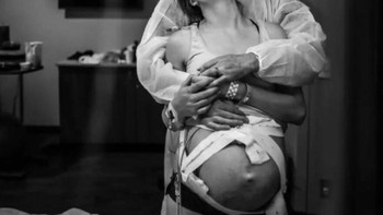 Lean Into Me karya Lindsey Ellis dari Amerika Serikat Foto: The International Association of Professional Birth Photographers