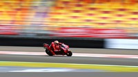 Pembalap Ducati Lenovo Team Jack Miller memacu kecepatan sepeda motornya saat sesi latihan bebas 1 MotoGP seri Pertamina Grand Prix of Indonesia 2022 di Pertamina Mandalika International Street Circuit, Lombok Tengah, NTB, Jumat (18/3/2022). (ANTARA FOTO/Andika Wahyu)
