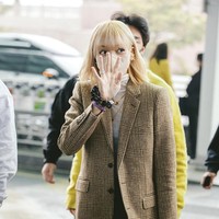 Baru-baru ini, Lisa BLACKPINK bertolak ke Paris untuk menghadiri event brand CELINE. Dia sontak mencuri perhatian dengan warna rambutnya yang kini pirang. Foto: dok. Instagram @jaylim1