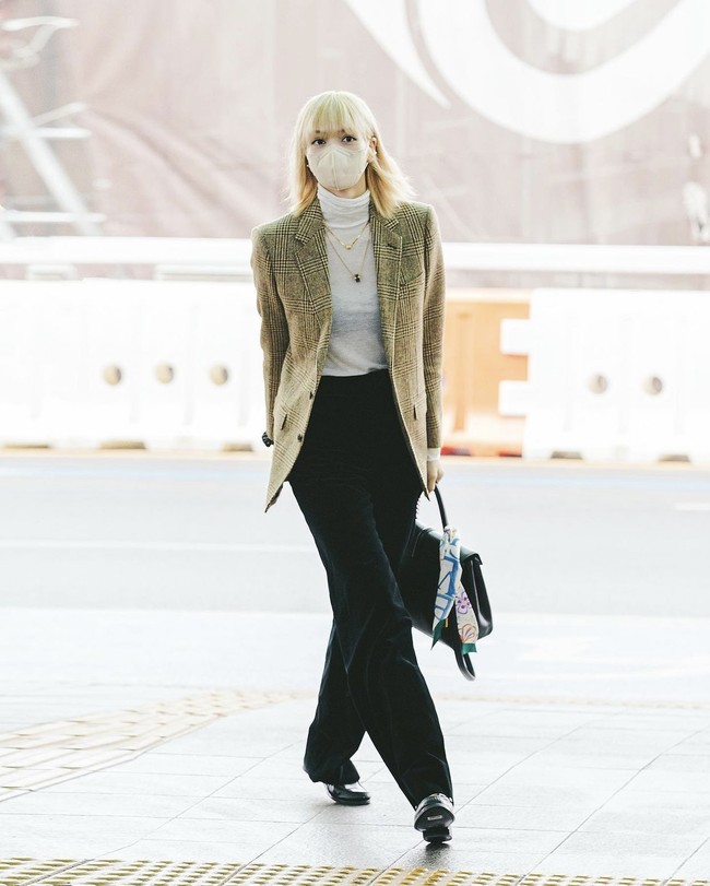 Saat tiba di Incheon International Airport, Lisa BLACKPINK tampil bak warlok dengan gaya Parisienne. Dia memadukan blazer coklat dengan atasan turtlenuck berwarna putih. Foto: dok. Instagram @jaylim1