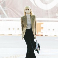 Saat tiba di Incheon International Airport, Lisa BLACKPINK tampil bak warlok dengan gaya Parisienne. Dia memadukan blazer coklat dengan atasan turtlenuck berwarna putih. Foto: dok. Instagram @jaylim1