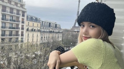 8 Gaya Lisa BLACKPINK di Paris, Fanmeeting Dadakan Saat Disambangi Fans