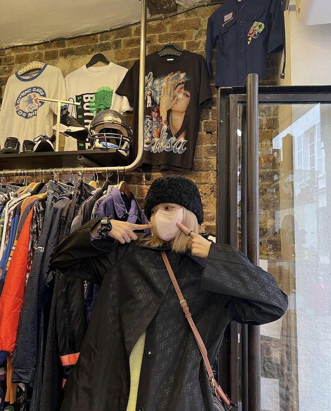 Idol kelahiran 1997 itu mendatangi toko barang antik yang menjual piring cantik. Dia pun berpose dekat kaus bergambar wajahnya saat mendatangi distro vintage. Foto: dok. Instagram @lalalalisa_m