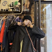 Idol kelahiran 1997 itu mendatangi toko barang antik yang menjual piring cantik. Dia pun berpose dekat kaus bergambar wajahnya saat mendatangi distro vintage. Foto: dok. Instagram @lalalalisa_m