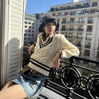 Lisa BLACKPINK memamerkan outfitnya saat berjemur di pagi hari dan bersantai di balkon. Penampilannya terlihat kasual memakai knit sweater krem dan rok denim pendek dengan topi berwarna hitam. Foto: dok. Instagram @lalalalisa_m