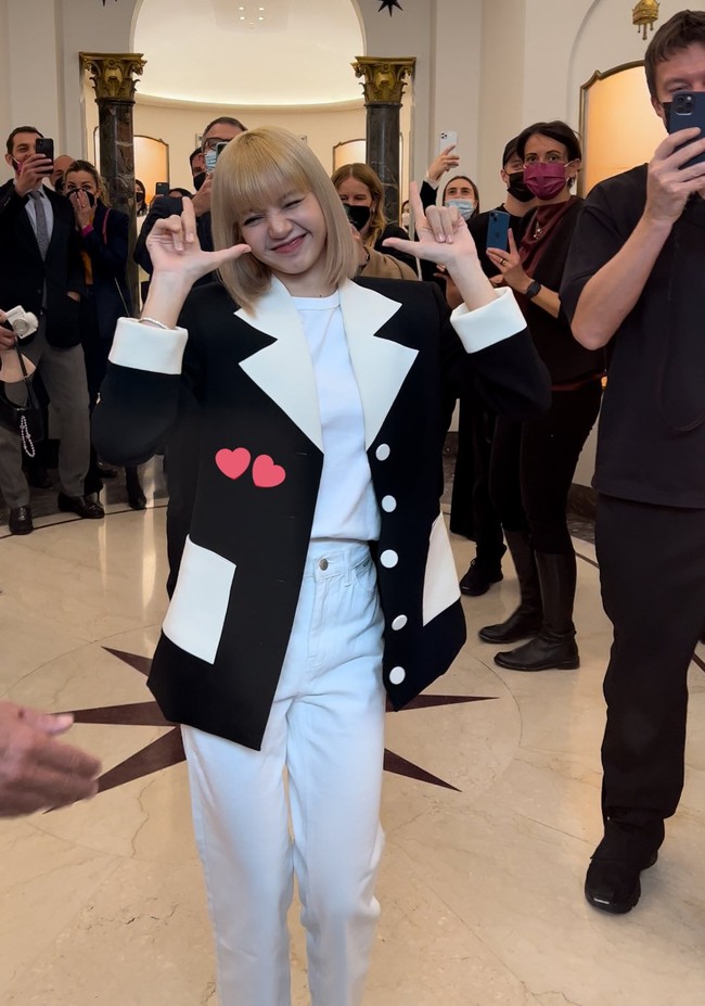Saking ramainya ada fanmeet dadakan di mana penggemar menyanyikan lagu ‘LALISA’ dan dia mulai menarikan koreografi lagunya. Bersama CEO BVLGARI, Lisa BLACKPINK menyapa penggemar dari balik kaca. Foto: dok. Twitter @GIRL0VESICK