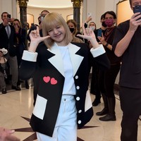 Saking ramainya ada fanmeet dadakan di mana penggemar menyanyikan lagu ‘LALISA’ dan dia mulai menarikan koreografi lagunya. Bersama CEO BVLGARI, Lisa BLACKPINK menyapa penggemar dari balik kaca. Foto: dok. Twitter @GIRL0VESICK