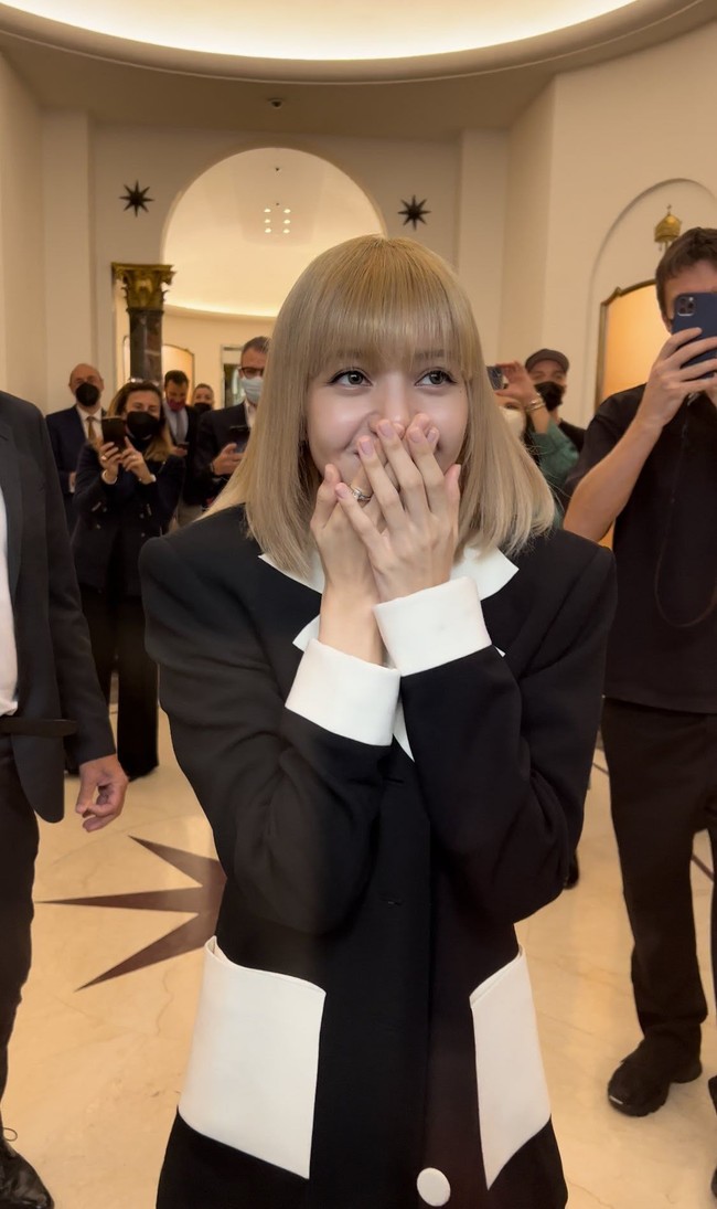 Penampilannya Lisa BLACKPINK juga mencuri perhatian karena terlihat memakai koleksi cincin kawin dari brand asal Roma itu. Foto: dok. Twitter @GIRL0VESICK