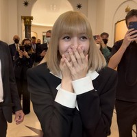 Penampilannya Lisa BLACKPINK juga mencuri perhatian karena terlihat memakai koleksi cincin kawin dari brand asal Roma itu. Foto: dok. Twitter @GIRL0VESICK