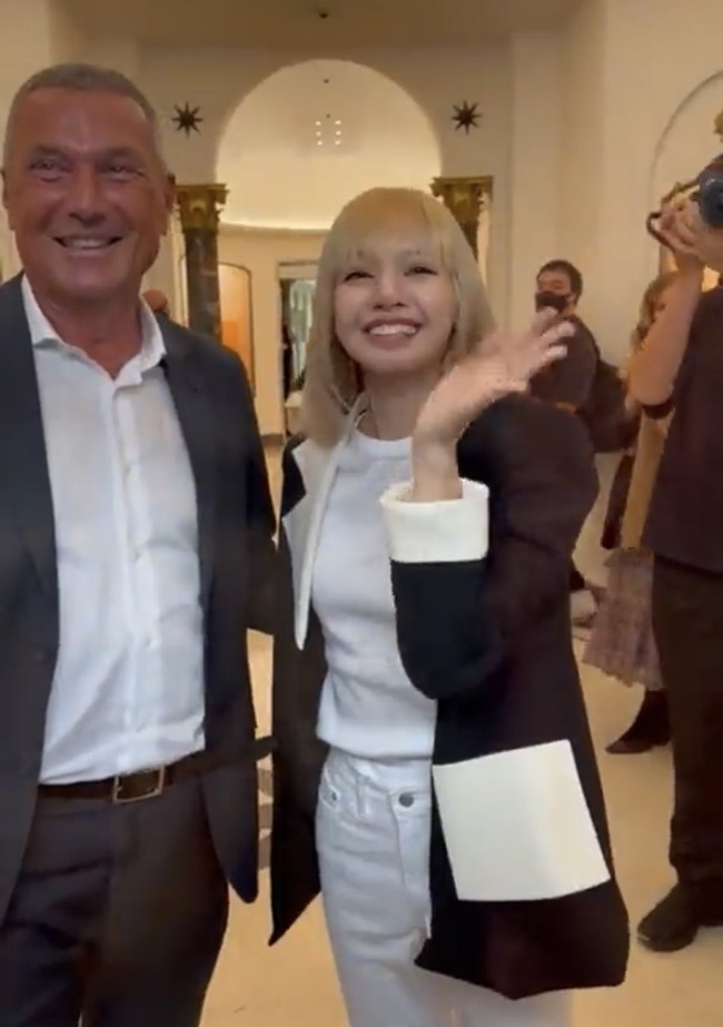 Pemilik nama asli Lalisa Manoban itu juga mendatangi store BVLGARI di Roma, Italia. CEO BVLGARI Jean-Christophe Babin pun terkejut saat melihat kerumunan penggemar yang datang menghampiri Lisa BLACKPINK. Foto: dok. Twitter @Lsglobal_