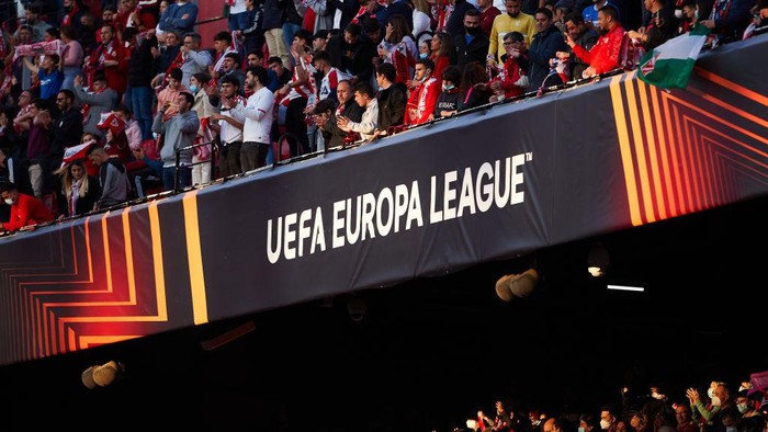 SEVILLE, SPAIN - MARCH 10: The UEFA Europa League logo is seen during the UEFA Europa League Round of 16 Leg One match between Sevilla FC and West Ham United at Estadio Ramon Sanchez Pizjuan on March 10, 2022 in Seville, Spain. (Photo by Fran Santiago/Getty Images)