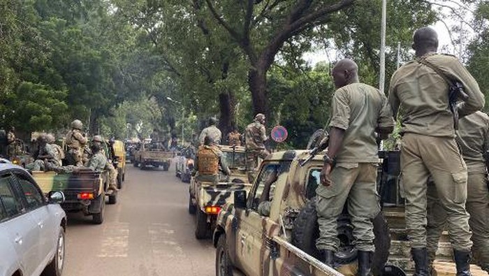 Members of the military junta arrive with their escorts at the Malian Ministry of Defence in Bamako on August 19, 2020. - The military junta that took power in Mali on August 19, 2020, asked that the population resume 