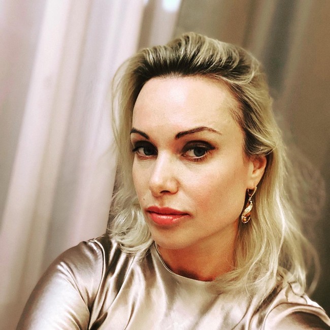 Marina Ovsyannikova sendiri bekerja di Channel One sebagai editor. Akibat aksinya itu ia sempat ditahan polisi. Foto: Facebook