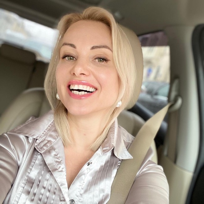 “Hentikan perang. Jangan percaya propaganda. Di sini mereka berbohong kepada Anda,” begitu pernyataan protes yang tertulis di spanduk yang dibawa Marina Ovsyannikova. Foto: Facebook