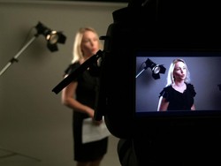 7 Potret Jurnalis Wanita yang Protes Perang Rusia-Ukraina di TV Nasional