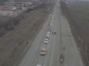 Antrean Panjang Kendaraan Keluar Mariupol yang Dikepung Militer Rusia