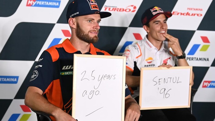 (Dari kiri) pembalap Repsol Honda Team Marc Marquez, pembalap Red Bull KTM Factory Racing Brad Binder, pembalap Monster Energy Yamaha 
Fabio Quartararo, pembalap Gresini Racing MotoGP 
Enea Bastianini dan pembalap Repsol Honda Team Pol Espargaro mengikuti konferensi pers jelang balapan MotoGP seri Pertamina Grand Prix of Indonesia 2022 di Pertamina Mandalika International Street Circuit, Lombok Tengah, NTB, Kamis (17/3/2022). Ajang balapan MotoGP seri kedua 2022 tersebut akan berlangsung pada 18-20 Maret 2022. ANTARA FOTO/Andika Wahyu/foc.
