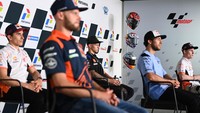 (Dari kiri) pembalap Repsol Honda Team Marc Marquez, pembalap Red Bull KTM Factory Racing Brad Binder, pembalap Monster Energy Yamaha Fabio Quartararo, pembalap Gresini Racing MotoGP Enea Bastianini dan pembalap Repsol Honda Team Pol Espargaro mengikuti konferensi pers jelang balapan MotoGP seri Pertamina Grand Prix of Indonesia 2022 di Pertamina Mandalika International Street Circuit, Lombok Tengah, NTB, Kamis (17/3/2022). 