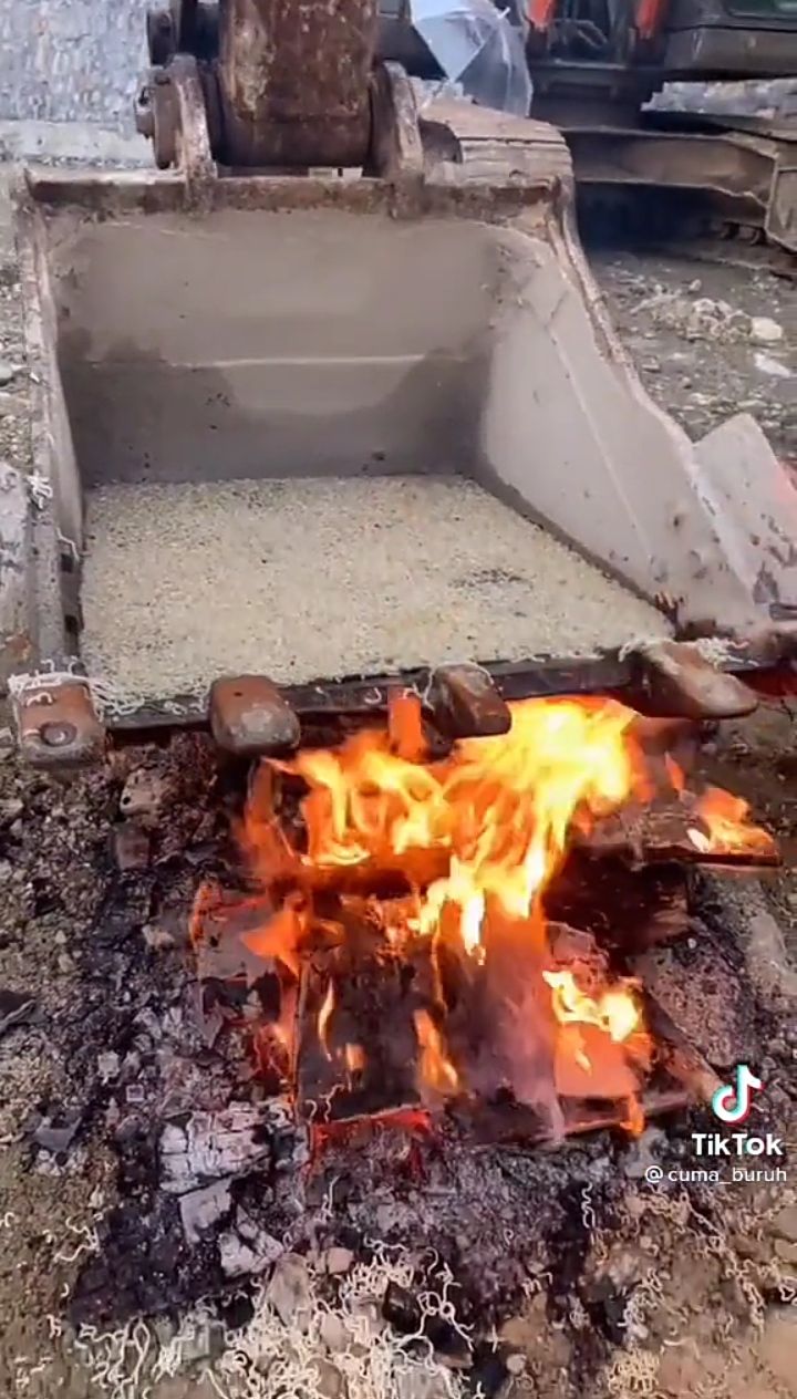 Kreatif! Pekerja Konstruksi Ini Asyik Masak Mie Instan Pakai Eskavator
