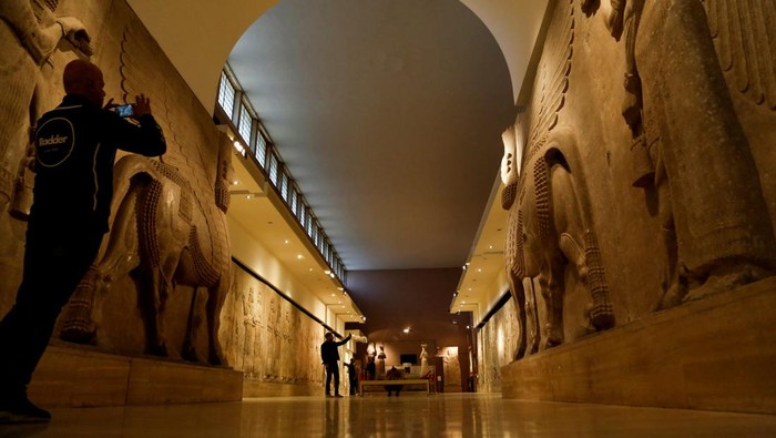 Melawat Sejarah Peradaban di Museum Irak An ancient Assyrian statue representing Nabu, god of wisdom and knowledge, is displayed at the reopening of Iraqi National Museum, closed due to the coronavirus disease (COVID-19) pandemic and political unrest, in Baghdad, Iraq March 16, 2022. REUTERS/Ahmed Saad
