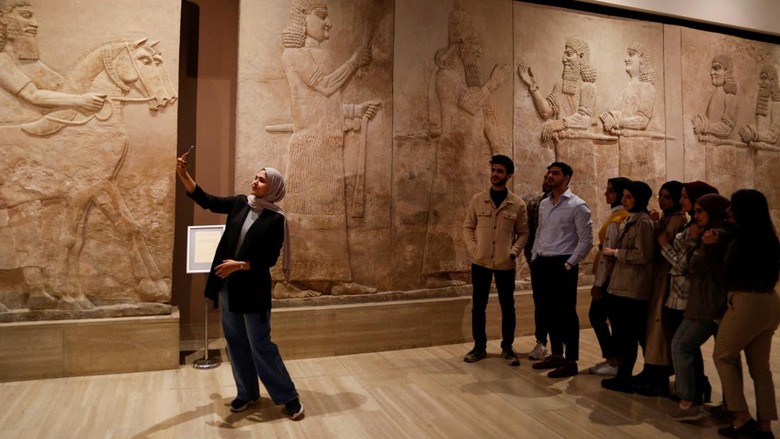 An ancient Assyrian statue representing Nabu, god of wisdom and knowledge, is displayed at the reopening of Iraqi National Museum, closed due to the coronavirus disease (COVID-19) pandemic and political unrest, in Baghdad, Iraq March 16, 2022. REUTERS/Ahmed Saad