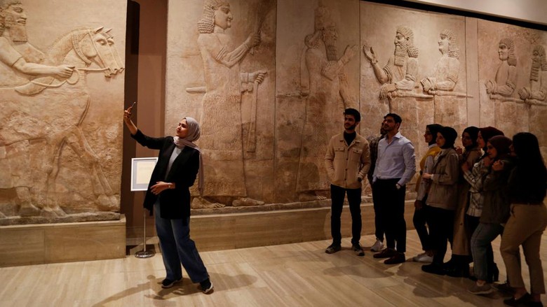 Melawat Sejarah Peradaban di Museum Irak An ancient Assyrian statue representing Nabu, god of wisdom and knowledge, is displayed at the reopening of Iraqi National Museum, closed due to the coronavirus disease (COVID-19) pandemic and political unrest, in Baghdad, Iraq March 16, 2022. REUTERS/Ahmed Saad