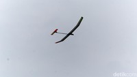 Pesawat aeromodelling terbang di langit Lanud Sulaiman.