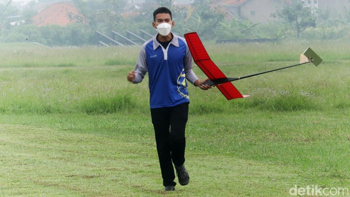 Melihat Keseruan Aeromodelling Air Force Cup 2022 Kejuaraan Aeromodelling Air Force Cup 2022 kembali digelar di Lanud Sulaiman, Kabupaten Bandung. Kejuaraan itu diikuti oleh 150 atlet dari berbagai cabang.