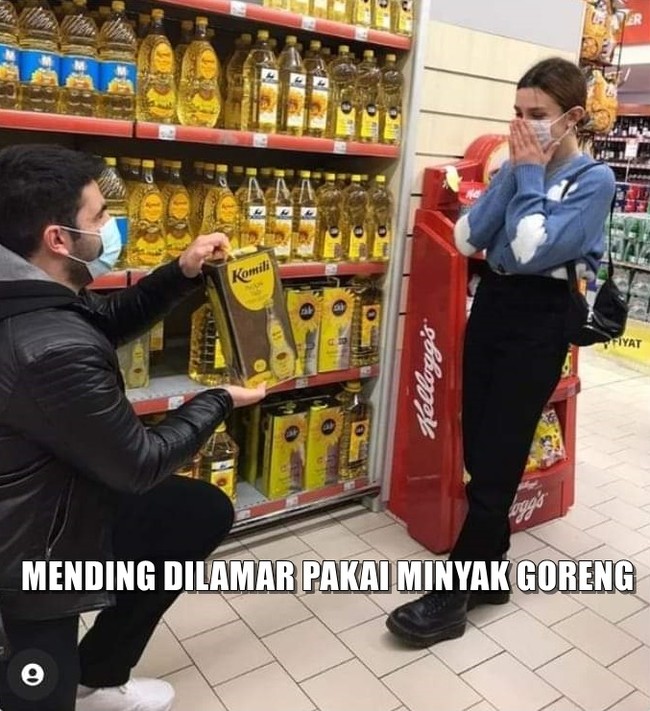 Hari gini udah nggak zaman deh ngelamar pakai cincin. Cukup kasih minyak goreng aja pasti udah senang. Dijamin emak pasanganmu langsung ikutan jatuh hati. Foto: 1cak.com