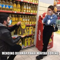 Hari gini udah nggak zaman deh ngelamar pakai cincin. Cukup kasih minyak goreng aja pasti udah senang. Dijamin emak pasanganmu langsung ikutan jatuh hati. Foto: 1cak.com