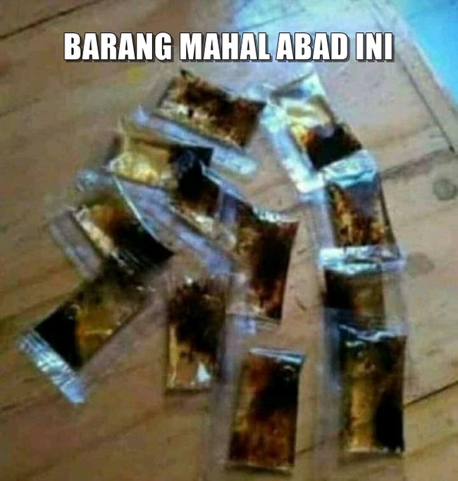 Mumpung minyak lagi mahal mending kumpulin minyak dari mie instan aja deh.. Kalau sudah banyak siapa tahu bisa laku mahal kalau dijual.Foto: 1cak.com