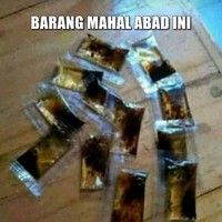 Mumpung minyak lagi mahal mending kumpulin minyak dari mie instan aja deh.. Kalau sudah banyak siapa tahu bisa laku mahal kalau dijual.Foto: 1cak.com