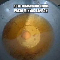 Kalau dulu bisa goreng telur pakai minyak yang banyak maka saat ini jangan harap deh bisa melakukannya lagi. Bisa-bisa kena omel emak di rumah. Foto: 1cak.com