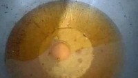 Jangan dilakuin ya goreng telur pakai minyak segini banyak. Bisa-bisa kena omel Emak nih. (1cak.com)