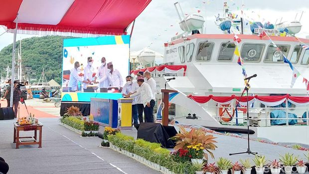 Menhub Resmikan Kapal Wisata Glass Bottom Buatan Anak Negeri